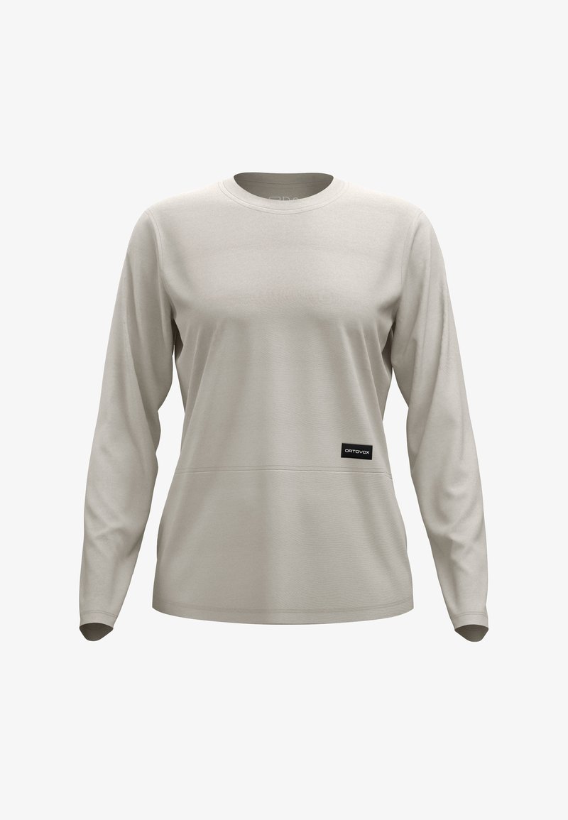 Langärmliges Oberteil aus hellgrauem Stoff mit rundem Ausschnitt, das ein kleines schwarzes Etikett auf der linken Seite nahe dem Saum aufweist. Glatte Textur.