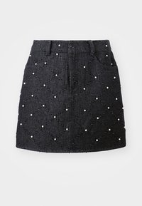 Jupe en denim noir avec un motif matelassé en losanges, ornée d'accents de perles blanches, dotée de deux poches latérales et d'une taille mi-haute.