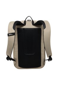 Mochila beige con panel trasero de malla negra y correas ajustables, que cuenta con un asa superior y un parche con el logo. Tela suave y duradera.