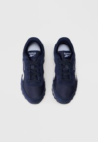 Ein Paar navyblaue Reebok-Sneaker mit schwarzen Schnürsenkeln und weißen Logoakzenten, von oben auf einem schlichten hellen Hintergrund betrachtet.