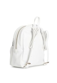 Valkoinen tekonahkainen reppu pyöreällä muotoilulla, jossa on kaksi vetoketjullista osastoa, säädettävät olkahihnat ja kultaiset koristerautaset.