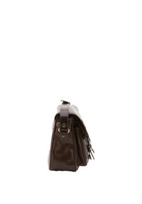Borsa a tracolla in pelle sintetica marrone con base piatta, pattina laterale e manico superiore. Caratterizzata da ferramenta in tono oro e una superficie testurizzata.
