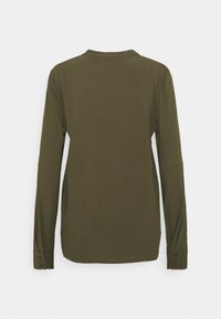 Chemise à manches longues en tissu vert olive avec un col, des poignets boutonnés et une texture lisse. Présente une coupe décontractée.