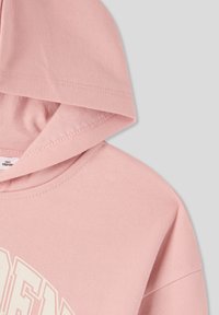 Felpa rosa con cappuccio a coste, texture morbida e maniche corte. Presenta una stampa grafica bianca centrata sul petto.