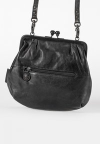 Bolso de cuero negro con un diseño recogido, cierre de broche y un bolsillo con cremallera en la parte posterior. Presenta una correa desmontable.