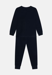 Navyblaues Set mit langärmligem Shirt und Hose, aus weichem Material. Das Shirt hat einen Rundhalsausschnitt, während die Hose elastische Bündchen hat.