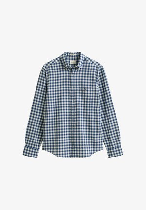 Chemise à manches longues à boutons à motif à carreaux bleu et blanc avec une poche et un col classique sur fond blanc.