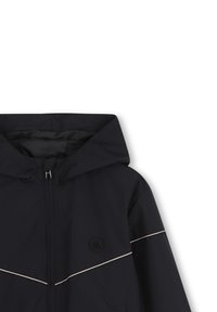 Μαύρο μπουφάν με κουκούλα και φερμουάρ, με λευκές διακοσμητικές λωρίδες και στρογγυλή ετικέτα λογότυπου στο στήθος. Ομαλό, αδιάβροχο υλικό.