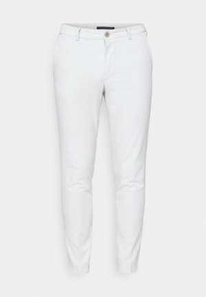 Białe chinosy w slim fit, wykonane z lekkiej tkaniny bawełnianej z domieszką. Posiadają zapięcie na guzik i boczne kieszenie; gładka faktura i minimalistyczny design.