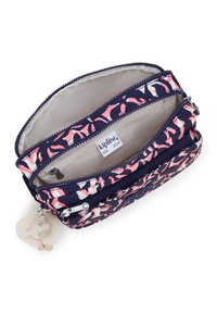Kipling flerfickväska i marinblå med rosa och vit abstrakt mönster, som har två fack med dragkedja och en mjuk pom-pom charm.