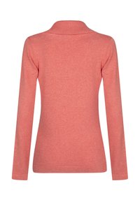 Langarmshirt in koraal, met een geribbelde kraag. Gemaakte textuur met minimaal zichtbare naden en een getailleerd ontwerp. Geen zichtbare patronen of accenten.