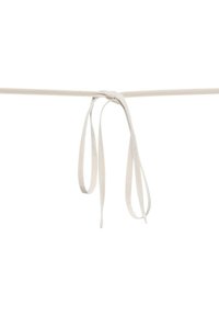 Lacet blanc noué en un simple nœud, suspendu en boucle et lâchement à une tige ou un fil horizontal blanc sur un fond blanc uni.
