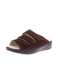 Bruine suede slidersandalen met drie verstelbare banden, open teen en gevoerd voetbed. Zwarte rubberen zool; gestikte details langs de randen.