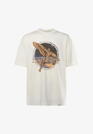 Maglietta grafica in tessuto color avorio con un motivo centrale raffigurante una figura alata, accenti circolari e testo con la scritta "THE DREAM ON TOUR."