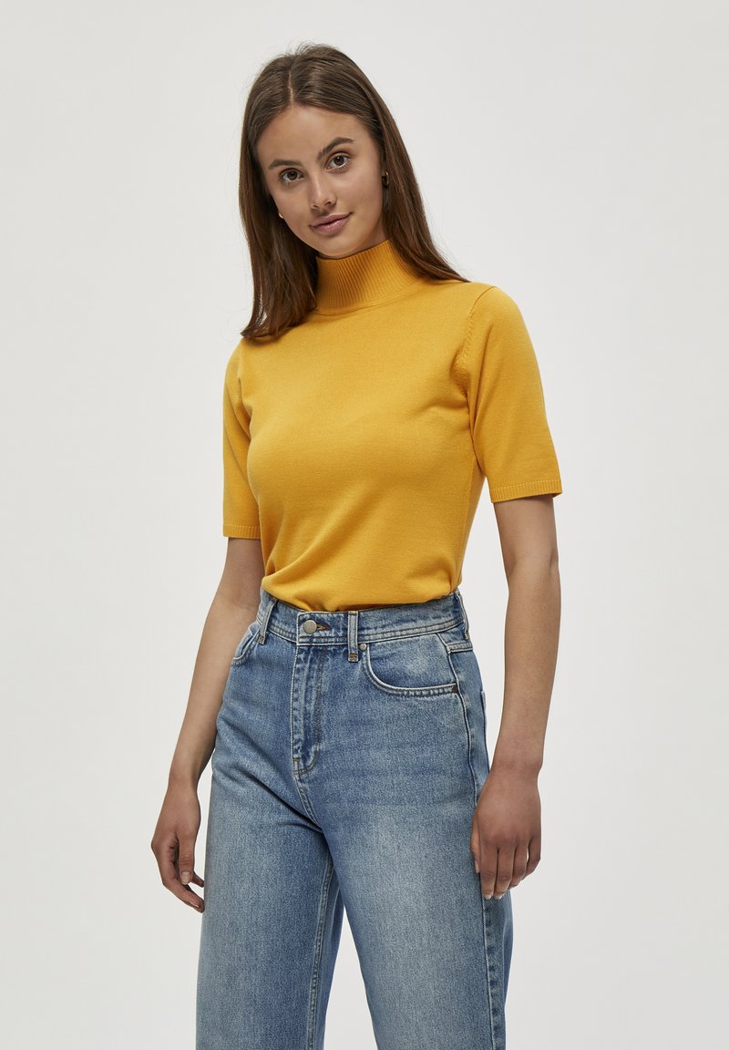 Minus MILIMA ROLL NECK KNIT - Pamata T-krekls - golden bell