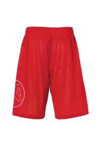 Rote Sportshorts aus Meshmaterial mit einem elastischen Bund und einem großen weißen Logo auf der linken Seite.