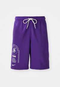 Lilla shorts lavet af blødt stof, med en hvid snor og trykte grafik af Los Angeles Lakers logoet og tekst på venstre ben.