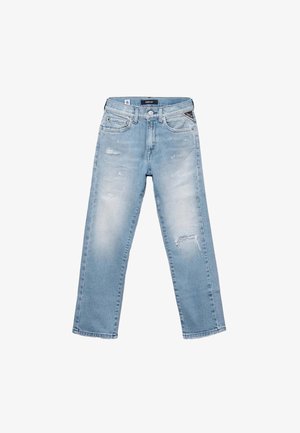 Jean en denim bleu clair avec une coupe droite, légère usure sur les cuisses et le genou, poches avant et fermeture boutonnée à la taille.
