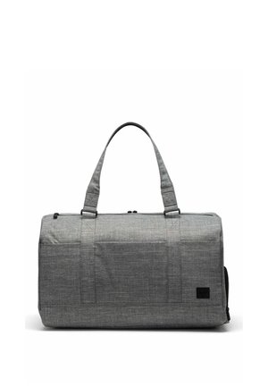 Sac fourre-tout en tissu gris avec double poignées, forme rectangulaire, fermeture éclair sur le dessus, et un petit logo noir sur le bas à droite.