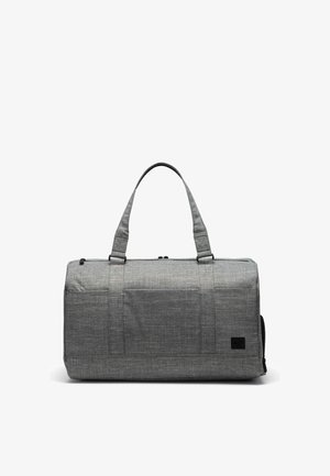Sac fourre-tout en tissu gris avec double poignées, forme rectangulaire, fermeture éclair sur le dessus, et un petit logo noir sur le bas à droite.