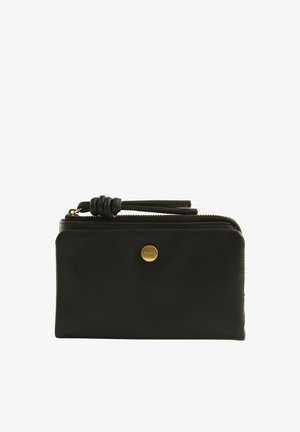 Portefeuille en cuir noir avec détail bouton doré et tirette de fermeture éclair nouée, forme rectangulaire, design compact.