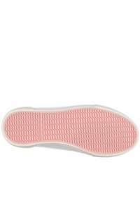 Suela blanca con una superficie texturizada. La capa interior rosa presenta un patrón ondulado. Bordes lisos y redondeados con un perfil plano.