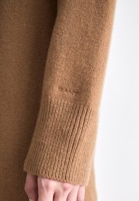 GANT DETAIL ROLLNECK DRESS - Pletené šaty - cacao