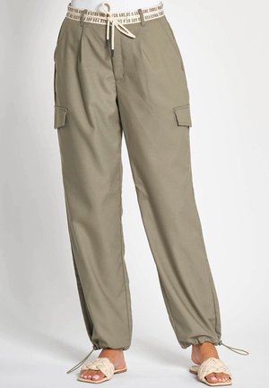 Olivgrüne Cargohosen mit einem Kordelzugbund und Muster. Sie verfügen über Seitentaschen und elastische Bündchen an den Knöcheln.