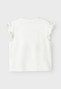 Biała bawełniana bluzka z krótkimi falbaniastymi rękawami, okrągłym dekoltem i prostym dołem. Gładka faktura bez wzorów i ozdób.