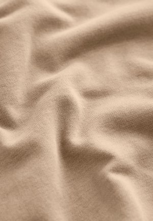 Tissu beige clair avec une surface lisse et légèrement texturée, présentant des plis et des froissements doux pour un aspect drapé et souple.