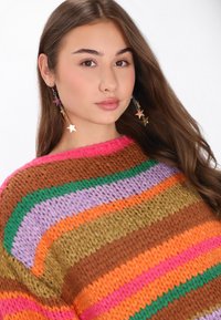 Maglione a righe lavorato a maglia, caratterizzato da tonalità di rosa, arancione, verde, viola e marrone. Texture spessa con una scollatura ampia e un vivace motivo colorato.