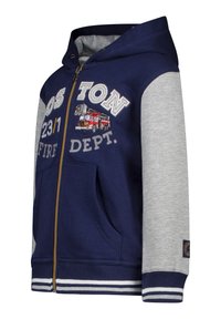 Marine blauwe en grijze zip-up hoodie met geborduurde tekst "BOSTON FIRE DEPT." en een afbeelding van een brandweerwagen. Heeft grijze mouwen en gestreepte manchetten.