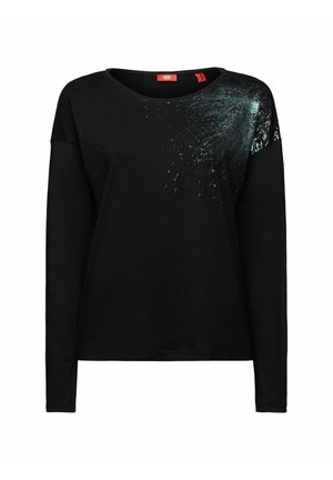 Czarna koszula z długim rękawem, okrągłym dekoltem i opalizującym, abstrakcyjnym wzorem plamy na górnej prawej części klatki piersiowej oraz ramieniu.