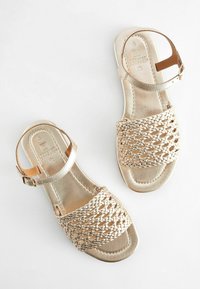 Next FOREVER COMFORT WEAVE REGULAR FIT - Páskové sandály  - champagne gold