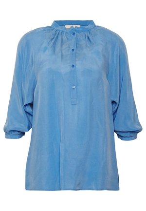 Loszittende blauwe blouse met driekwart pofmouwen, een geplooide halslijn en een korte knoopsluiting aan de voorkant.