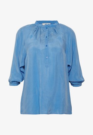 Loszittende blauwe blouse met driekwart pofmouwen, een geplooide halslijn en een korte knoopsluiting aan de voorkant.