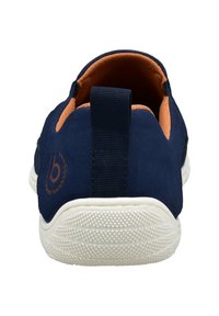 Blaue Wildleder-Slipper mit orangefarbener Innenverarbeitung, weißer Gummisohle und einer Zuglasche an der Rückseite für einfaches An- und Ausziehen. Mit einem Logo in der Nähe der Ferse.