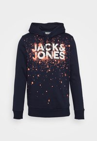Felpa con cappuccio blu navy con logo bianco "JACK & JONES" e dettagli gocciolati arancioni. Realizzata in tessuto morbido con polsini a costine.