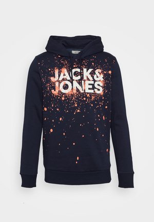 Marinblå huvtröja med en vit "JACK & JONES"-logotyp och orange färgsplatter accenter. Tillverkad av mjukt tyg med ribbade manschetter.