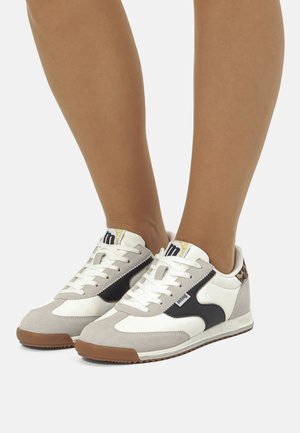 Weiße und graue Sneakers mit schwarzen Akzenten, aus Wildleder und Leder, runde Zehenform, flache Gummisohle und Schnürsenkel. Goldenes Logodetail an der Zunge.