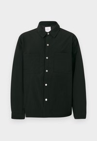 Camisa preta de manga longa em tecido leve, com frente de botões, dois bolsos no peito e botões de pressão prateados.
