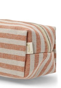 Bolsita de tela a rayas en color naranja y beige. Presenta una cremallera y una pequeña etiqueta. Tejido suave y texturizado con una forma estructurada.