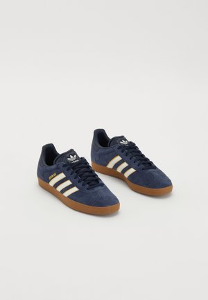 adidas Originals GAZELLE TERRACE ICONS UNISEX - Sapatilhas - legend ink/off white/dark football gold