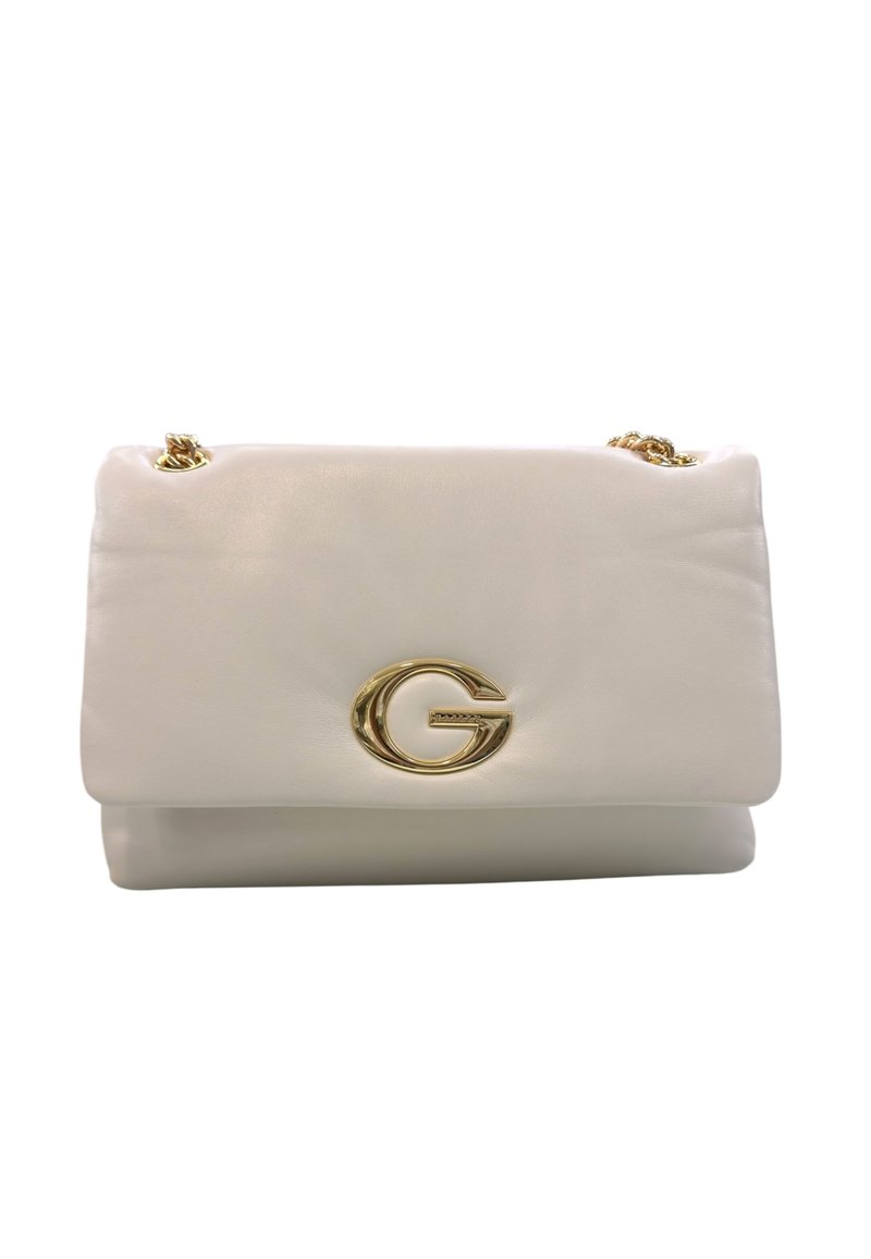 Borsa in pelle color crema con tracolla in catena dorata e una vistosa chiusura a forma di "G" dorata sulla patta anteriore.