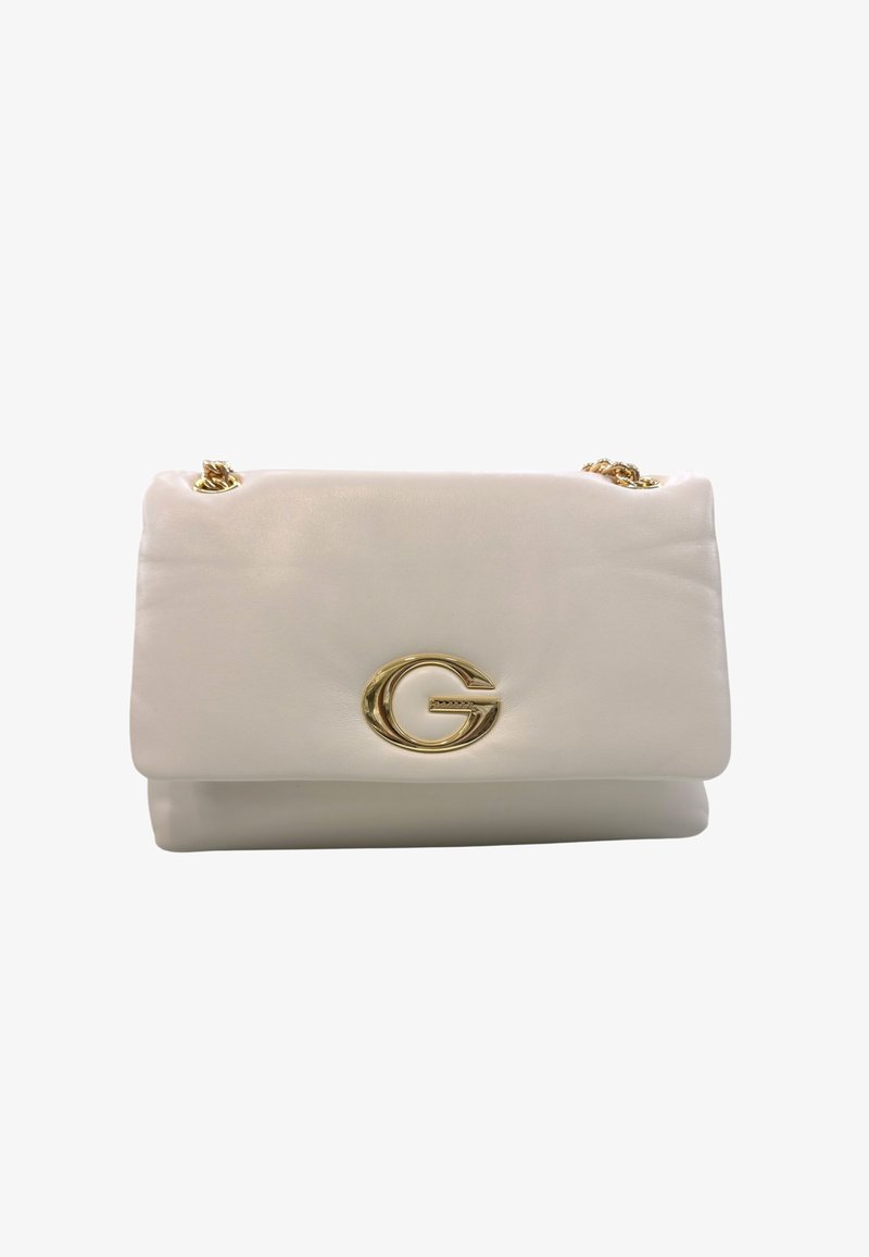 Borsa in pelle color crema con tracolla in catena dorata e una vistosa chiusura a forma di "G" dorata sulla patta anteriore.