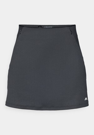 Tumehall ribane seelik, millel on vormistatud siluett. Omab lame vöökohta, küljetaskuid ja logo paremas alanurgas.