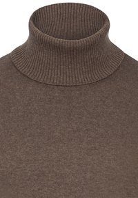 Brauner, gerippter Rollkragenpullover mit hohem Kragen und weichem Material, entworfen für eine figurbetonte Silhouette mit nahtloser Strickkonstruktion.