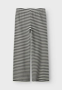 Wijd uitlopende broek met een geribbelde textuur en afwisselend zwarte en witte strepen. Elastische tailleband voor comfort. Strakke, moderne uitstraling.