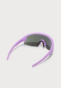 Fioletowe okulary przeciwsłoneczne o wrap-around designie, szare zabarwione soczewki, regulowane noski i lekkie oprawki dla komfortu.