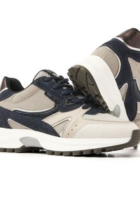 Sneaker aus einer Kombination von navyblauem Wildleder und beigem Mesh, mit einer weißen Zwischensohle und einer schwarzen Gummisohle. Detaillierte Nähte und Akzente.